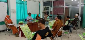 Read more about the article Volunteers of UMS care for Covid-19 were attending briefing session before distributing grocery.